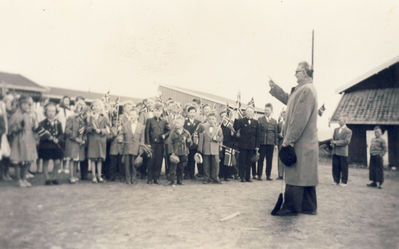 Stranden skole 17. mai 1958
Lærer Torstein Svindal taler
Nøkkelord: Torstein;Svindal;stranden;skole;strandenskole;1958;17mai;mai;vår;tale;taler;mann;barn;flagg