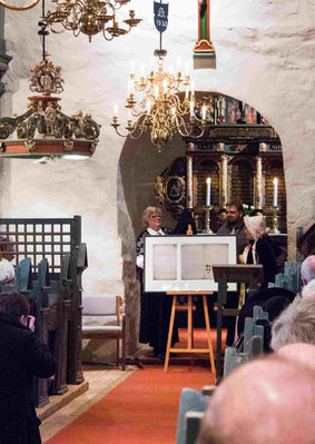 Nøkkelord: enebakkkirke;enebakk;kirke;prest;mann;tale;pyntet;dress;detaljer;kors;jesus;jesuskors;dame