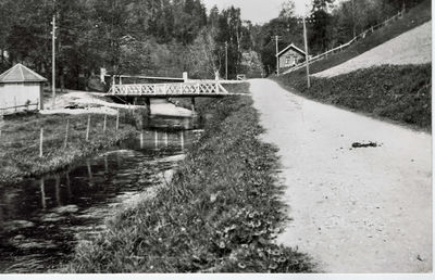 Ekebergveien ved oppkjøringen til Ekeberg gård
Parti ved brua til Ekeberg gård Ekeberddalen, pumpehuset til venstre. Da den nordre brua i betong er med på bildet som ble gjort ferdig ca. 1955-56 og søndre har fortsatt bjelker i tre i dekket på i bildet, denne ble det først støpt dekke på i tidsrommet 1968-69. Så derfor la oss anta at bildet er fra 1957
Nøkkelord: vei;bru;pumpe;ekeberg;elv;ekebergddalen;pumpehus;1957