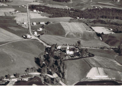 Flybilde
Enebakk kirke, Enbakk Prestegård, Bakke Landhandleri, Emaus, Løken 
Nøkkelord: flybilde;enebakk;kirke;prestegård;bakke;landhandleri;emaus;løken