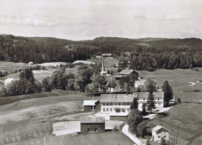 Kirkebygda  ca 1950
Enebakk Kirke, Bygdetunet, herredshuset, Kirkebygda barneskole
Nøkkelord: bygning;skole;bygdetun;herredshus;kirkebygda;skole