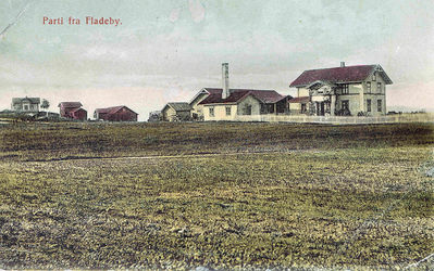 Flateby sett fra Sundby
Helga og Anton Christiansen's butikk og bakeriet(med høy pipe) der baker Ekeberg drev. Til venstre store Flateby gård. 
Nøkkelord: Helga;Anton;Christiansen;butikk;baker;Ekeberg;flateby;pipe