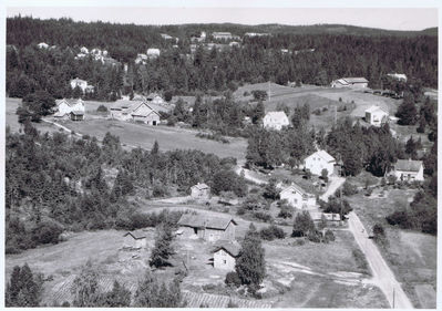 Øgarda på Flateby fra "Hagatoppen"
Øgarda på Flateby fra "Hagatoppen" for 50 år siden. Opp-Hagan foran i bildet. 
Nøkkelord: øygarda;flateby;haga;toppen;opphagan