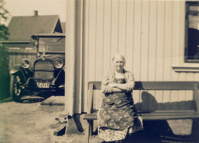 Gårdsplass
Bilde av gårdsplass
Nøkkelord: Bil:Z-4145:kone:benk:hus;dame;bil;krakk;benk;hus,bygning;bygg;kjole;gammel;gammeldame;eldre;forkle