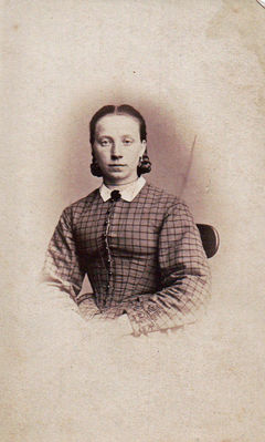 Alette Amundrud
Nøkkelord: dame;ungdame;ung;kjole;pyntet;portrett;portrettbilde;Alette;Amundrud;Aletteamundrud