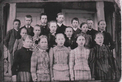 Nøkkelord: elever;jenter;gutter;utendørs;pyntet;dress;kjole;skole;klassebilde;klasse;skolebilde;unge;ungdommer;bjerkelyskole;bjerkely,ytre;ytreenebakk