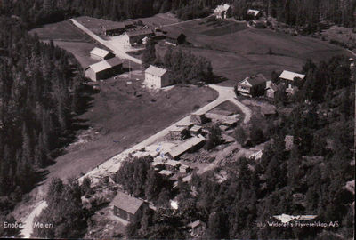 Flyfoto fra krysset ved Burstad  1949
Burstad sentrum, meieri, forsamlingssal, butikk, postkontor og sagbruk
