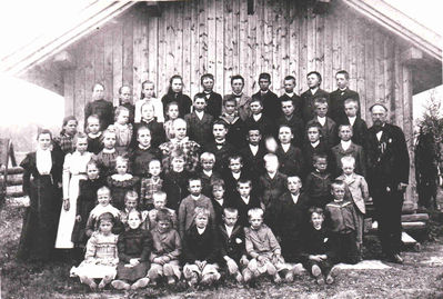 Nøkkelord: elever;jenter;gutter;lærer;utendørs;pyntet;dress;kjole;skole;klassebilde;klasse;skolebilde;unger;unge;barn;lærere;voksne;småbarn;dalefjerdingen;dalefjerdingenskole