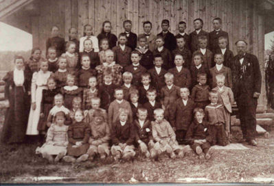 Nøkkelord: elever;jenter;gutter;lærer;utendørs;pyntet;dress;kjole;skole;klassebilde;klasse;skolebilde;unger;unge;barn;lærere;voksne;småbarn;dalefjerdingen;dalefjerdingenskole