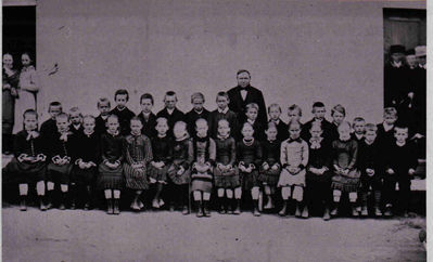 Nøkkelord: elever;jenter;gutter;lærer;utendørs;pyntet;dress;kjole;skole;klassebilde;klasse;skolebilde;unger;unge;barn;lærere;voksne;småbarn;dalefjerdingen;dalefjerdingenskole