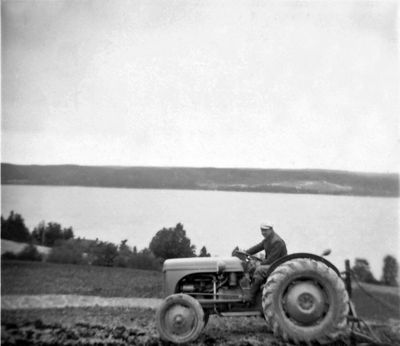 Nøkkelord: traktor;jorde;mann;hatt;vann