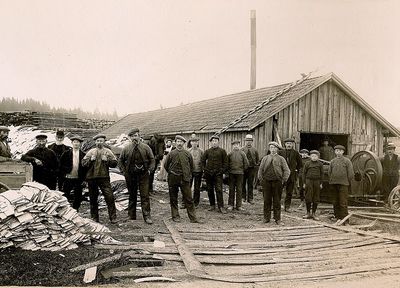 En av sagene i området - tydelig drevet med dampmaskin. Bemerk jentene i bakgrunnen  som vel laget mat til arbeiderne.
